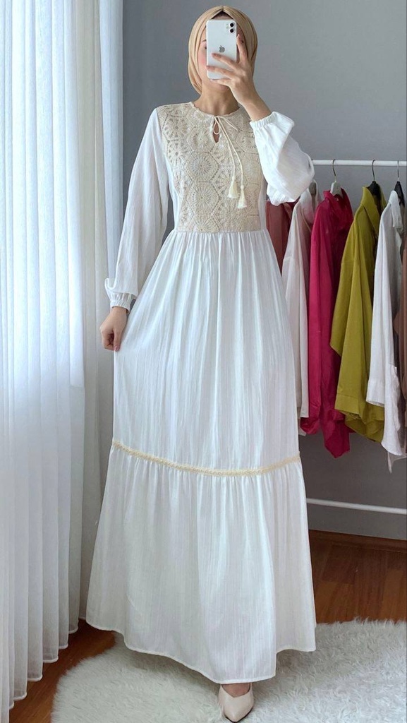 1633 - English Embroidery Ensemble -Snow White
