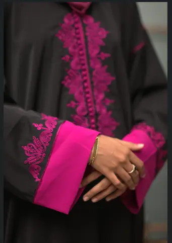 Laysa Wa Lakin – Noir Fuchsia 